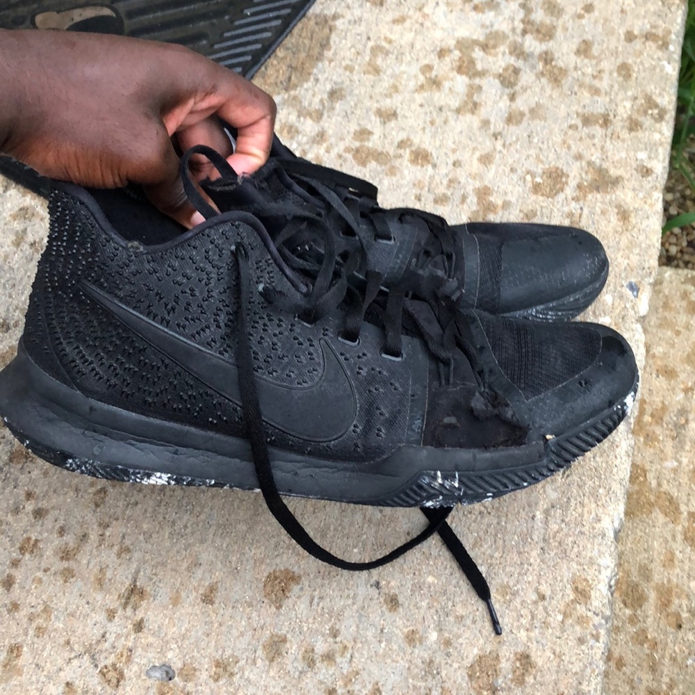 Nike Kyrie 3 triple black